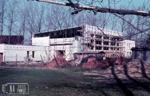 11.11.1989. Budowa sali gimnastyczną przy szkole podstawowej w Radwanicach